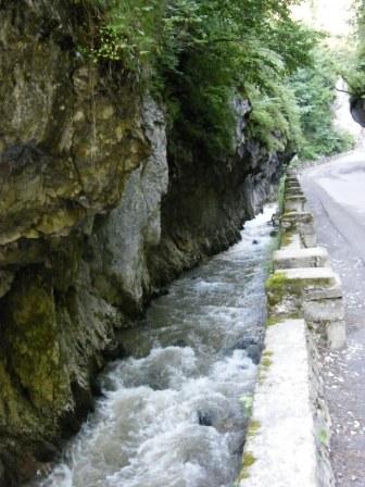 в горах Трансильвании и река.JPG